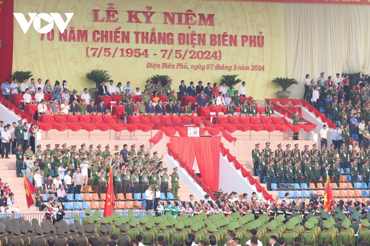 Those in attendance at the rehearsal include Head of the Commission for Popularisation and Education Nguyen Trong Nghia, Deputy Prime Minister Tran Hong Ha, Minister of Culture, Sports and Tourism Nguyen Van Hung, Senior Lieutenant General Tran Quoc To, Deputy Minister of Public Security, Senior Lieutenant General Vo Minh Luong, Deputy Minister of National Defense and representatives from relevant ministries and agencies.