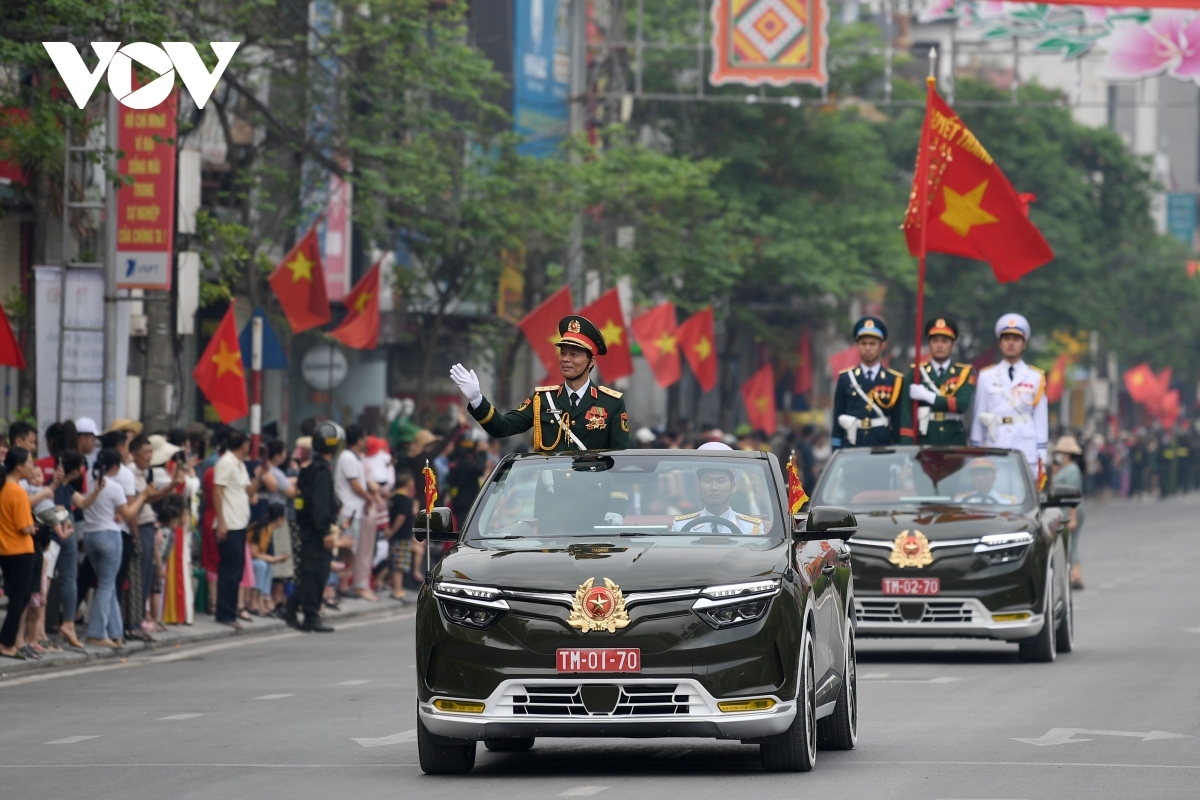 Senior Lieutenant General Nguyen Trong Binh, Deputy Chief of General Staff of the Vietnam People's Army, wave to residents.