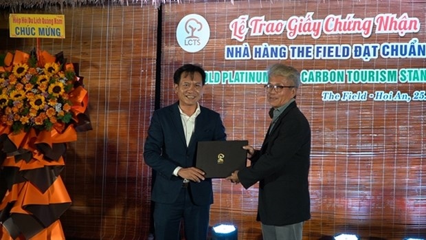 General director of EMIC Phan Xuan Thanh (L) receives the Gold Platinum Low-Carbon Tourism Standard certification given by Magnus International, a leading company in environmental project management and carbon offsets. (Photo courtesy of EMIC)
