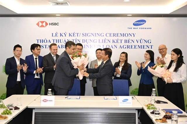 Nguyen Thanh Binh, general director of Gemadept, presented flowers to Ahmed Yeganeh, head of Wholesale Banking at HSBC Vietnam, after inking the deal. - Photo of courtesy of HSBC