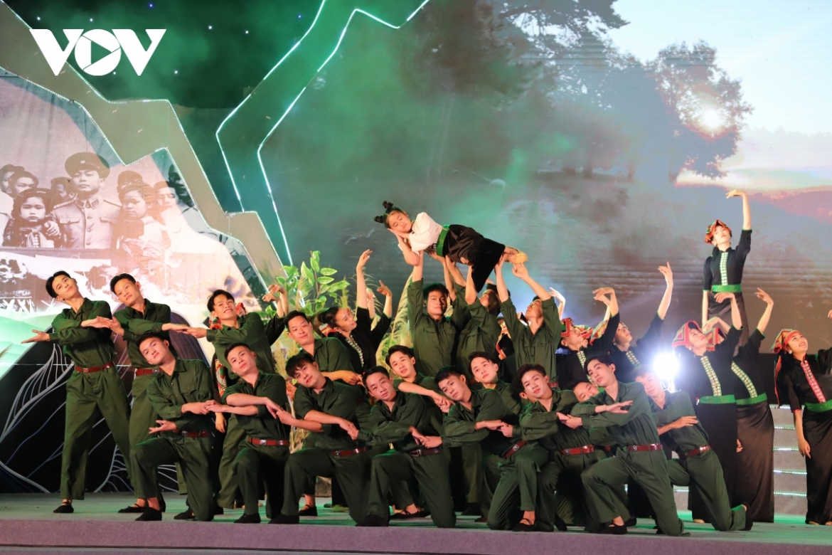 More than 100 professional and amateur actors come together to deliver impressive performances to audiences.