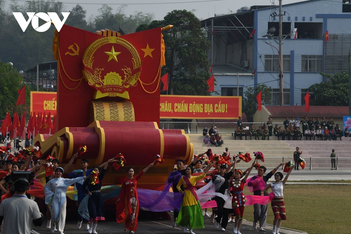 A vehicle carrying the Vietnamese national emblem.