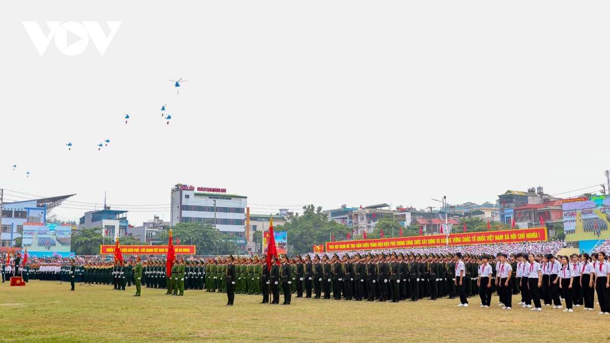 Armed helicopter squadrons of the Vietnam People’s Air Force and Vietnam People's Army take part in the rehearsal.