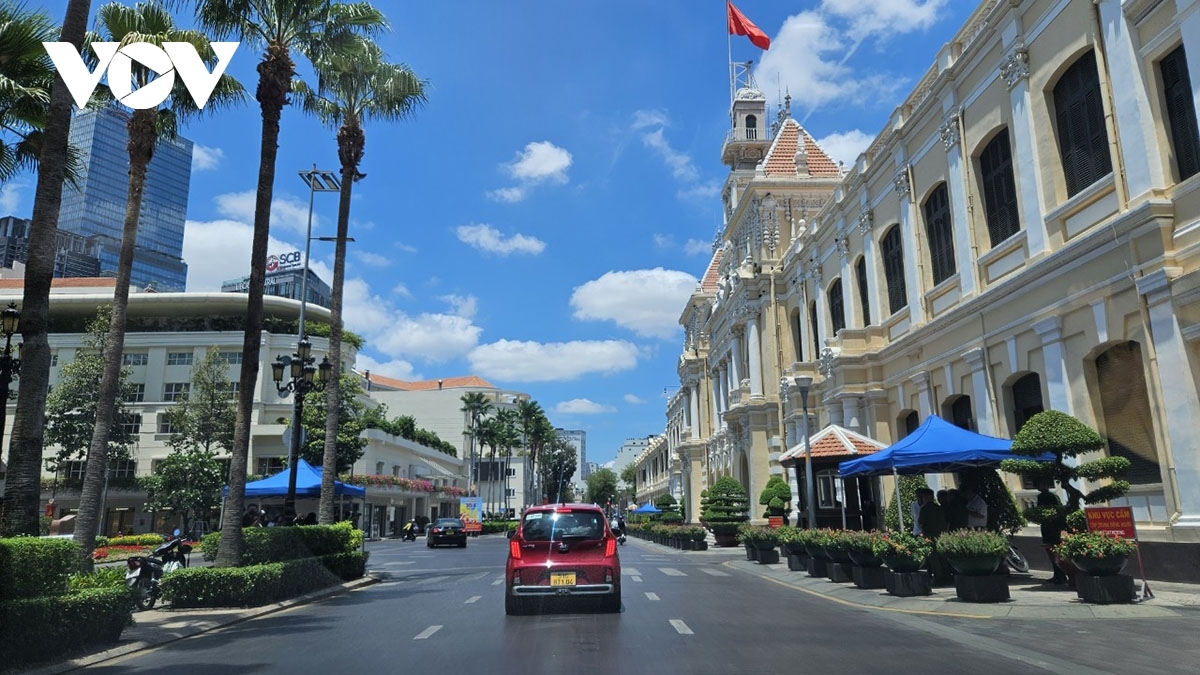 A street in Ho Chi Minh City has become quite as daytime temperatures rise to 37-39 degrees Celsius these days.