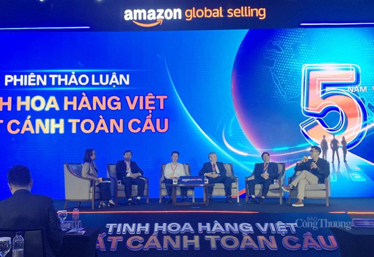 A panel session with the participation of representatives of craft associations, industries, businesses and experts in the field of cross-border e-commerce. (Photo: Minh Nguyet)