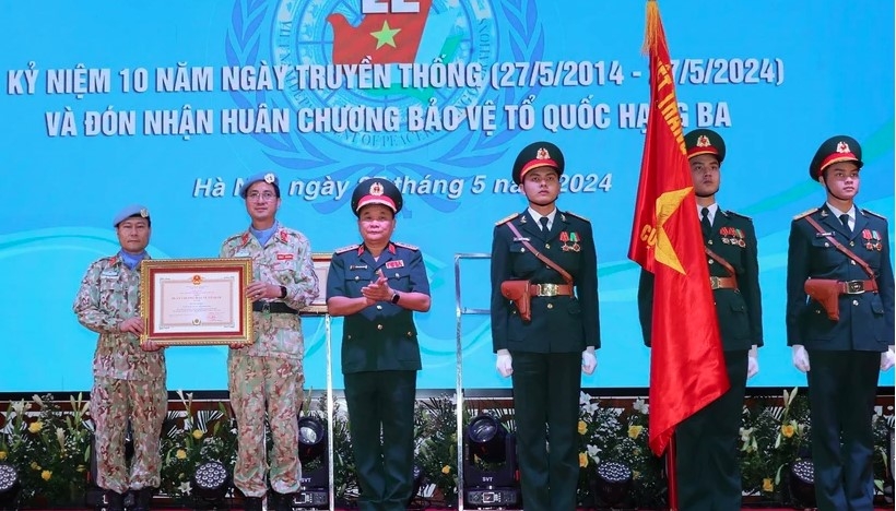 Deputy Defence Minister Sen. Lt. Gen. Hoang Xuan Chien (third from left) presents the third-class Fatherland Protection Order to Engineering Unit Rotation 1