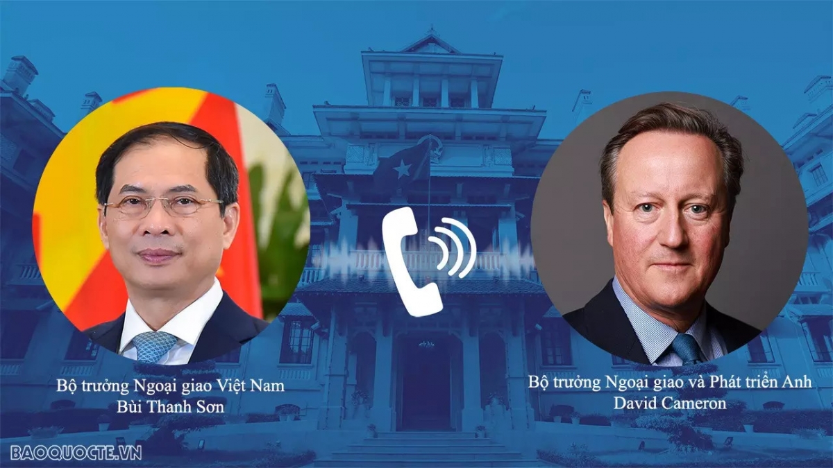 Vietnamese Minister of Foreign Affairs Bui Thanh Son (L) makes a phone call to British Secretary of State for Foreign, Commonwealth and Development Affairs David Cameron on May 10. (Photo: baoquocte.vn)