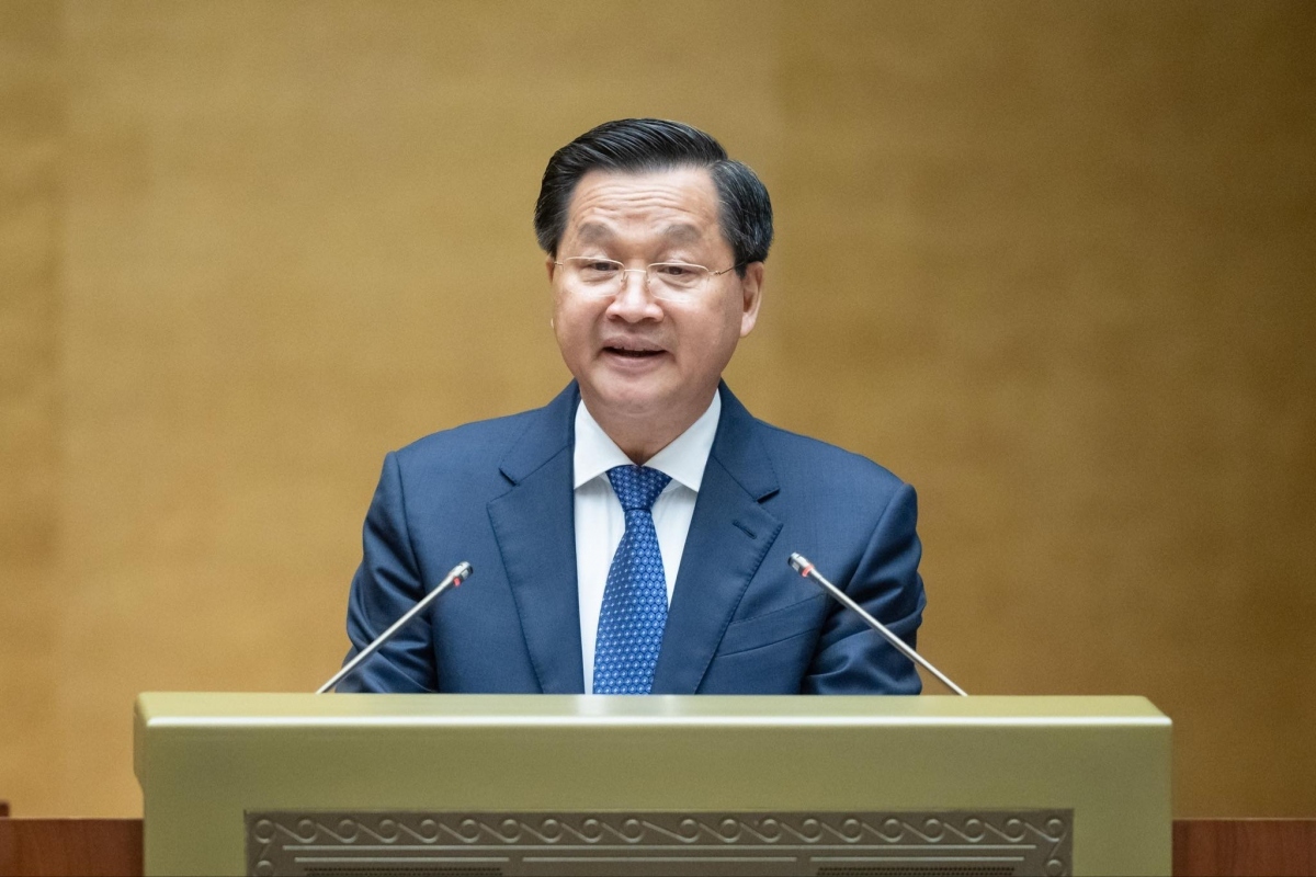 Deputy PM Le Minh Khai presents a Government report on socio-economic development at the ongoing National Assembly session in Hanoi on May 20