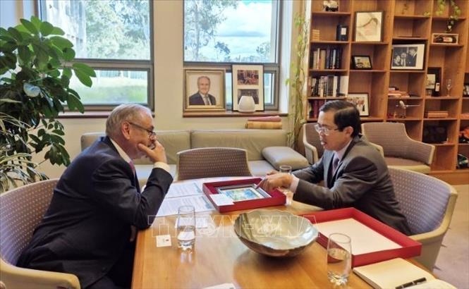 Vietnamese Ambassador to Australia Pham Hung Tam (R) meets with Senator Don Farrell, Special Minister of State and Minister for Trade and Tourism of Australia.