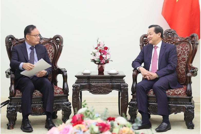 Deputy Prime Minister Le Minh Khai (R) and Lao Minister of Finance Santiphab Phomevihane (Photo:VGP)