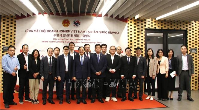 Minister of Foreign Affairs Bui Thanh Son poses for a photo with young Vietnamese scientific intellectuals in the RoK  (Photo:VNA)