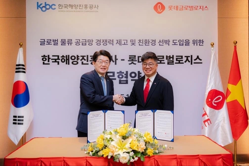 Lotte Global Logistics CEO Kang Byong-ku and KOBC CEO Kim Yang-soo at the MOU signing ceremony. (Photo: Lotte)