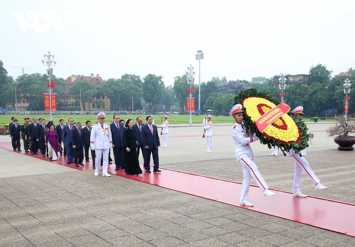 Vietnamese Party and State leaders lay a wreath at President Ho Chi Minh Mausoleum in commemoration of the late President on the occasion of the 70th anniversary of the Dien Bien Phu victory over French colonialism.