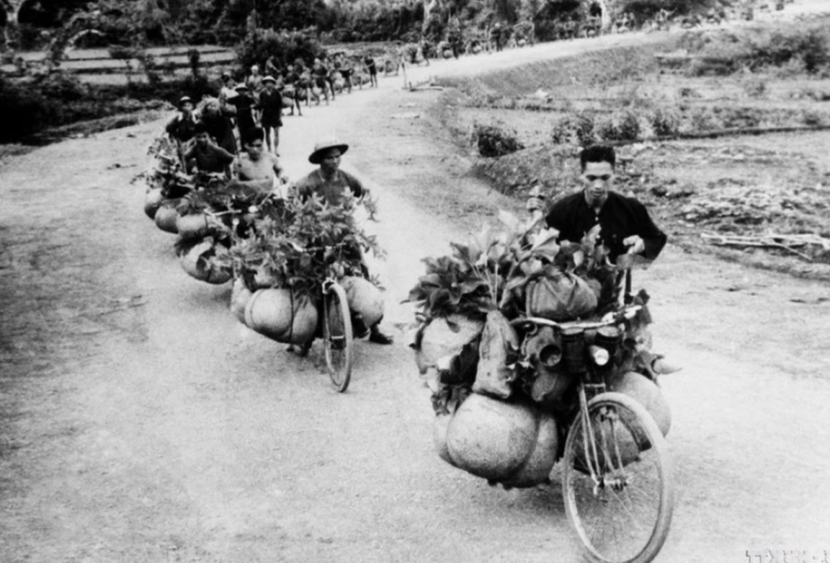 Pack-bikes and manual cannon haul to the front (Photo: VNA)