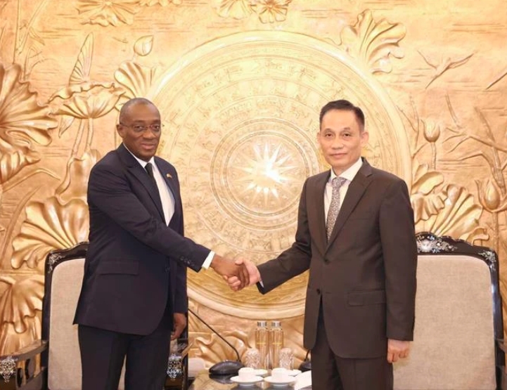 Chairman of the CPV Central Committee's Commission for External Relations Le Hoai Trung (R) and member of the RHDP's Standing Committee Sahy Claude Soumahoro