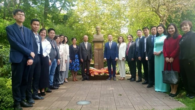 The Vietnamese Embassies in France and Belgium and the authorities of Montreuil city on the outskirts of Paris jointly hold a similar ceremony at the monument dedicated to President Ho Chi Minh at the Montreau Park.