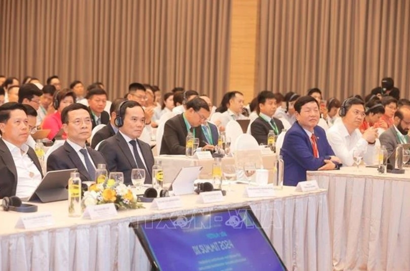 Deputy Prime Minister Tran Luu Quang (front row, 3rd from left) at the Vietnam - Asia Digital Transformation (DX) Summit 2024 held in Hanoi on the afternoon of May 28. (Photo: VNA)