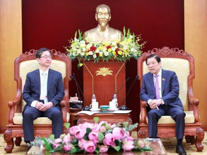 Phan Dinh Trac, Politburo member, Secretary of the Party Central Committee (PCC) and Chairman of the PCC's Commission for Internal Affairs (R) meets with Vice Chairman and Secretary-General of the Republic of Korea (RoK)’s Anti-Corruption and Civil Rights Commission (ACRC) Jeong Seung-yoon in Hanoi on May 23. (Photo: VNA)