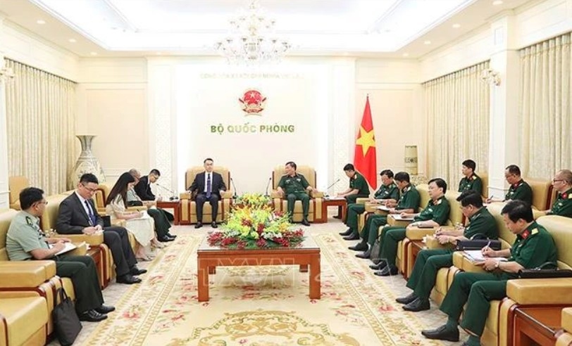 Deputy Minister of National Defence Sen. Lt. Gen. Hoang Xuan Chien (right) receives Counsellor for police affairs at the Chinese Embassy in Vietnam Wang Ben on May 29. (Photo: VNA)