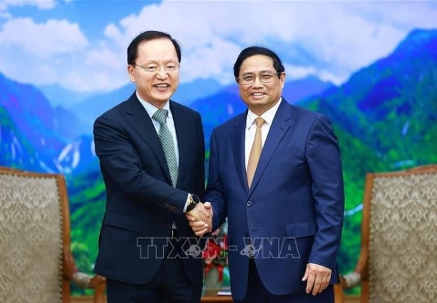 PM Pham Minh Chinh (R) receives CFO of Samsung Electronics Park Hark-kyu in Hanoi on May 9.