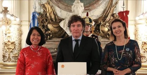 Vietnamese Ambassador to Argentina Ngo Minh Nguyet (first left), Argentinean President Javier Milei, and Argentinean Foreign Minister Diana Mondino