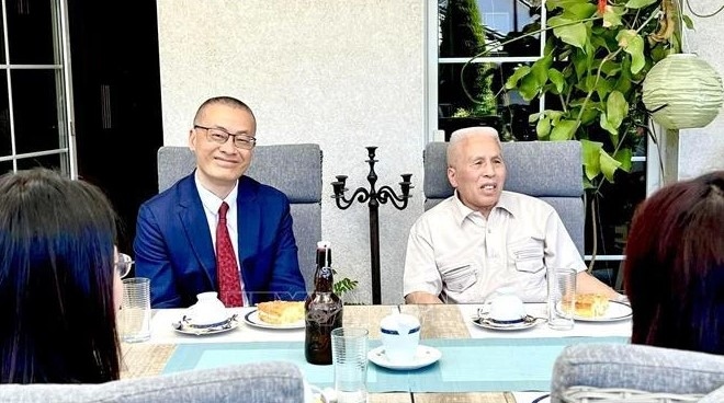 Vietnamese Ambassdor to Germany Vu Quang Minh (L) and Le Duc Duong who met President Ho Chi Minh twice
