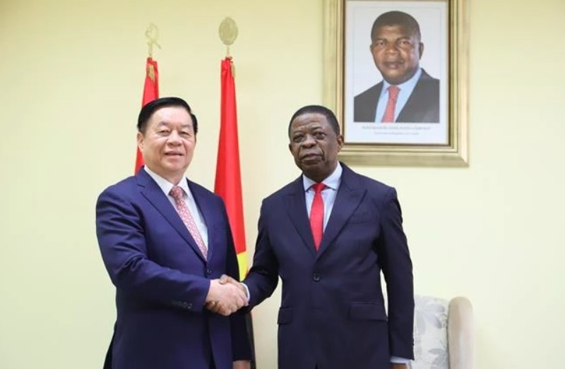 Nguyen Trong Nghia (left), chairman of the CPV Central Committee’s Commission for Information and Education, and MPLA Secretary-General Paulo Pombolo at their meeting in Luanda (Photo: VNA)