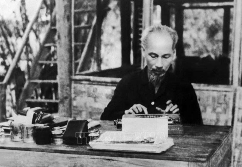 President Ho Chi Minh works at the Viet Bac war zone during the resistance war against over the French colonialists (Photo: VNA)