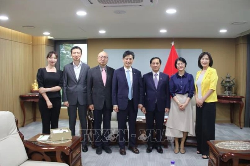 FM Bui Thanh Son (third from right) and KOVECA members (Photo: VNA)