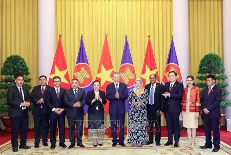 President To Lam (sixth from right) and diplomats (Photo: VNA)