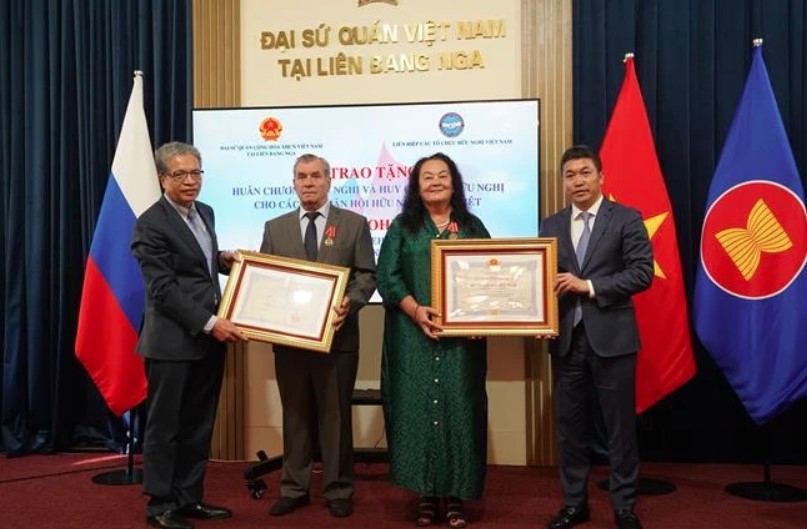 Vietnam's friendship orders are awarded to two vice presidents of the Russia-Vietnam Friendship Association, Regina Bundarina and Vladimir Ruvimov at a ceremony in Moscow on May 23. (Photo: VNA)