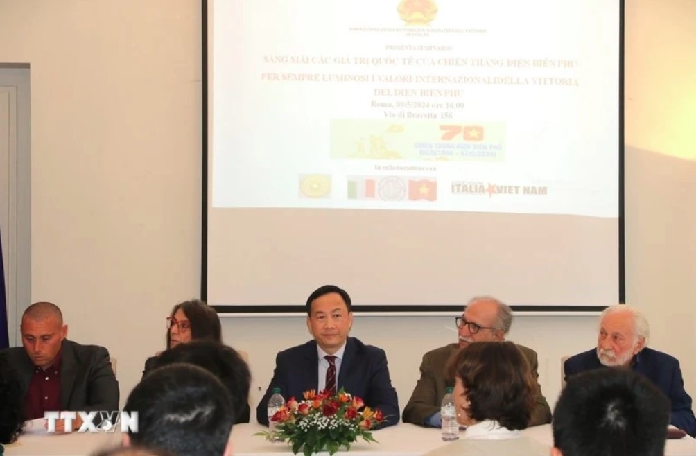 Ambassador Duong Hai Hung (C) and other speakers at the seminar (Photo: VNA)