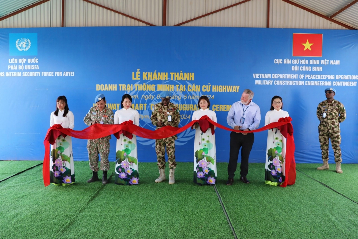 At the inauguration ceremony of the Smart Camp built by the Vietnam Military Construction Engineering Contingent in Abyei on May 7