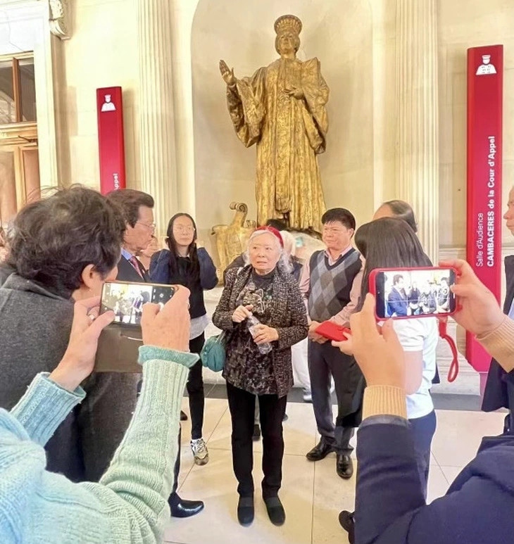 Vietnamese French dioxin victim Tran To Nga answers French reporters' questions after the hearing in Paris on May 7. (Photo: Tran To Nga)