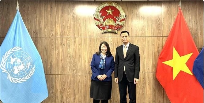 Ambassador Dang Hoang Giang (R) and Director of UNICEF’s Public Partnerships Division June Kunugi (Photo: VNA)