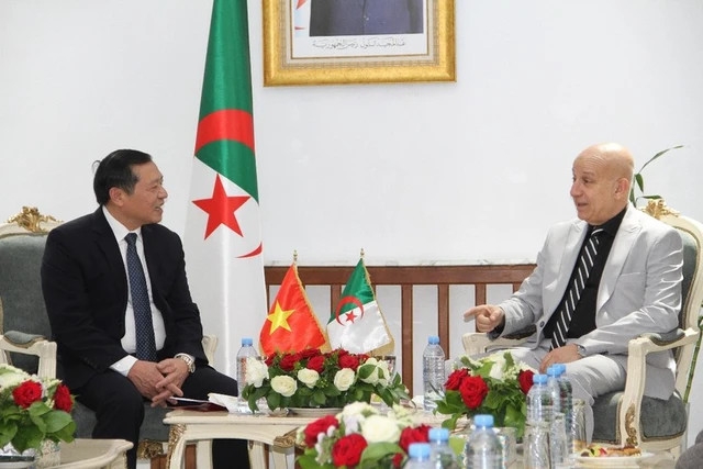 General Secretary of the Algerian National Liberation Front Party (FLN) Abdelkrim Benmbarek (R) receives Lai Xuan Mon, member of the Party Central Committee and standing deputy head of the Party’s Information and Education Commission, in Algers. (Photo: VNA)