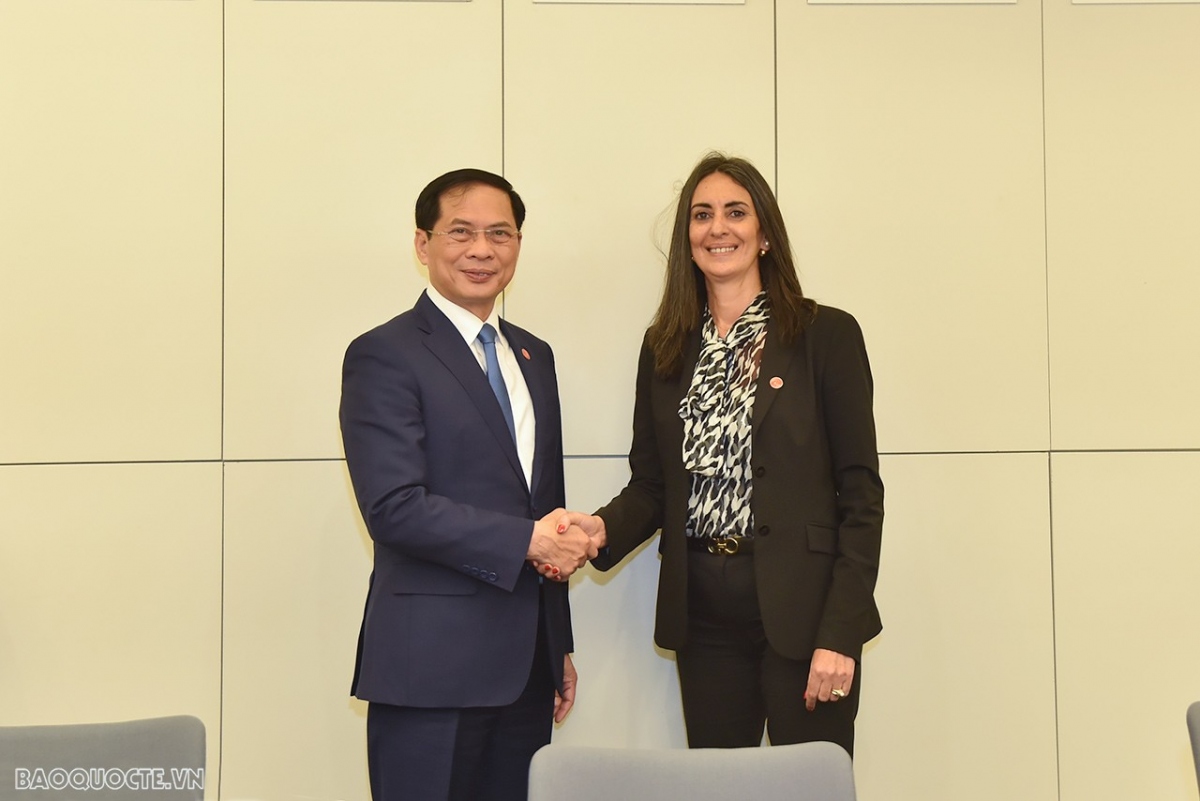 Vietnamese Foreign Minister Bui Thanh Son (L) and Moroccan Minister of Economy and Finance Nadia Fettah Alaoui, during their meeting on the sidelines of the OECD Ministerial Council Meeting (MCM) in Paris on May 2. (Photo: baoquocte.vn)