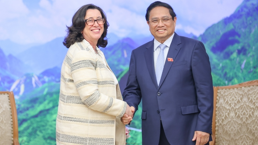 Prime Minister Pham Minh Chinh (R) welcomes Vice President of the World Bank (WB) Manuela V. Ferro (Photo:VGP)