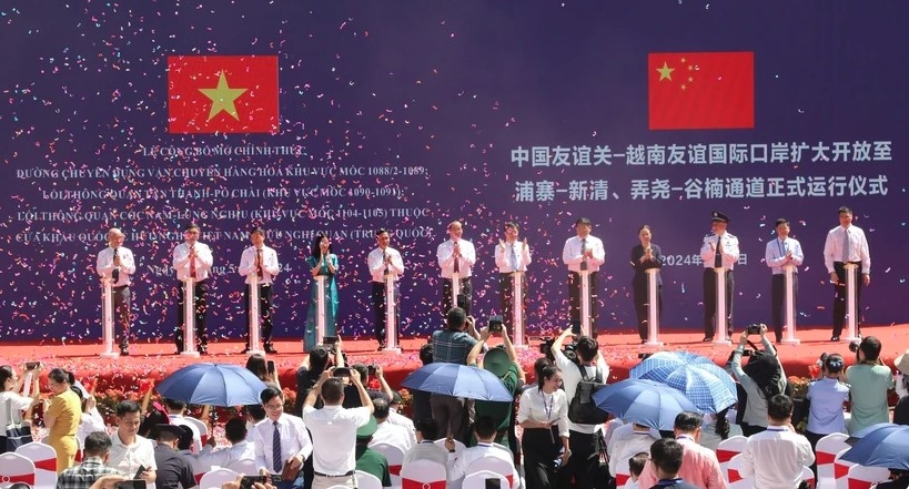 At the ceremony to open three routes for freight transport and customs clearance at the international border gate pair of Huu Nghi (Vietnam) – Youyi Guan (China).