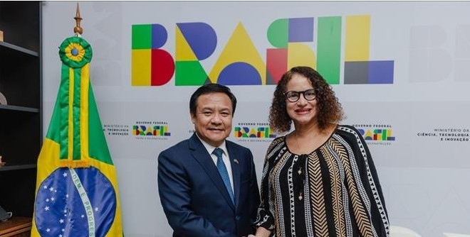 Vietnamese Ambassador to Brazil Bui Van Nghi (L) and Brazilian Minister of Science, Technology and Innovation Luciana Santos