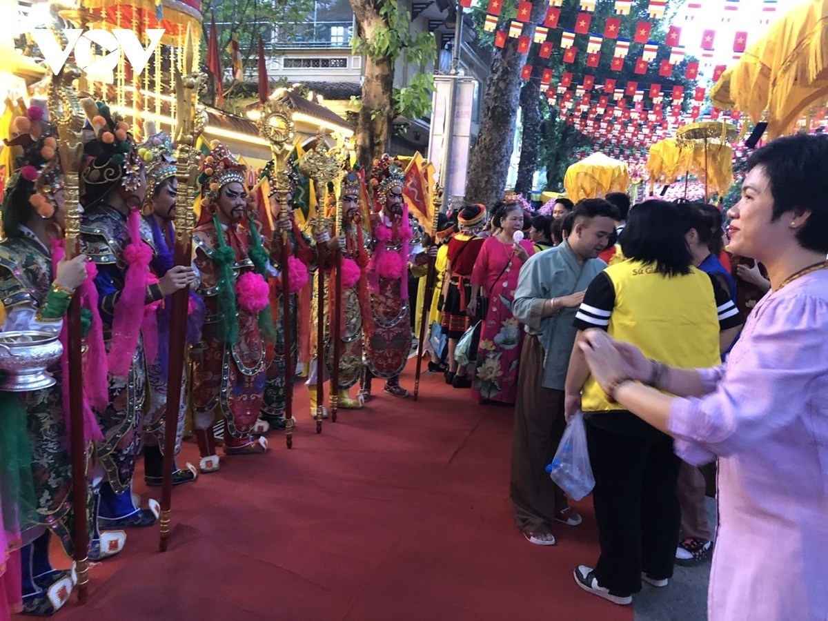 Hundreds of Buddhists hailing from different localities attend a grand ceremony to commemorate the birth of Lord Buddha at Quan Su pagoda, the headquarters of the Vietnam Buddhist Sangha.