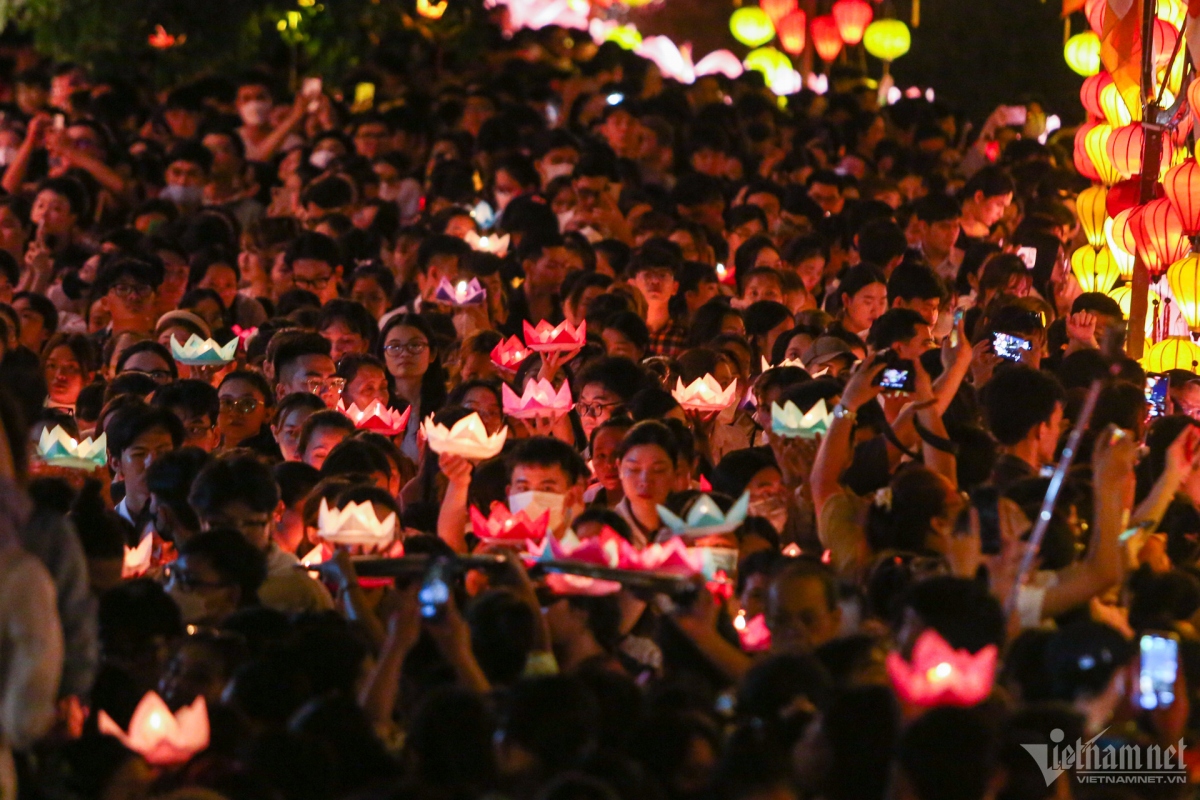 Thousands of Buddhist monks, nuns, worshippers, and local people take part in the ritual on Lord Buddha’s birthday, which falls on the 15th day of the fourth lunar month every year, or May 22 this year.
