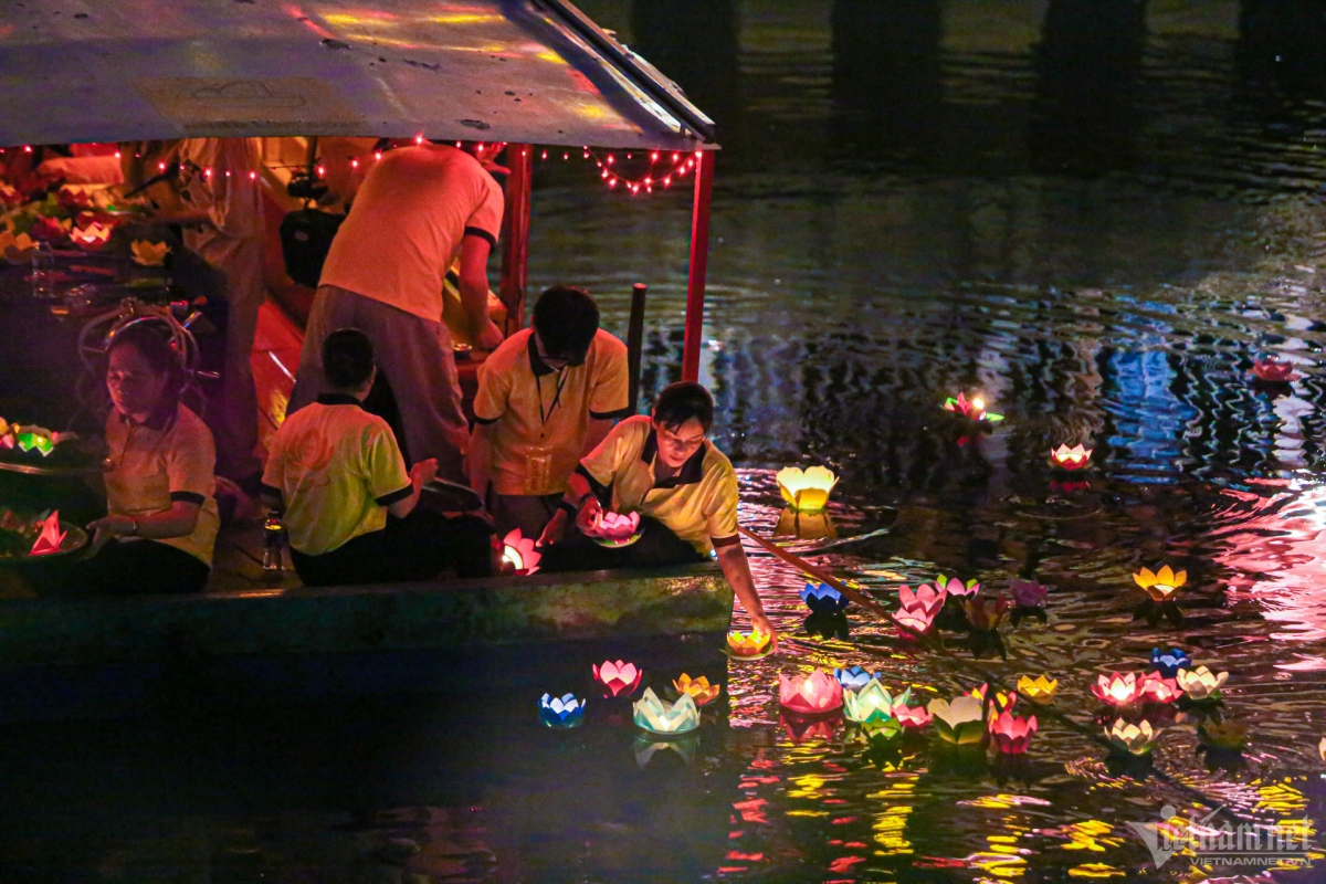 Lotus-shaped lanterns glow bright in the canal. Legend has it that when Buddha was born he walked seven steps forward, with a lotus flower blossoming under his feet for every step he took.