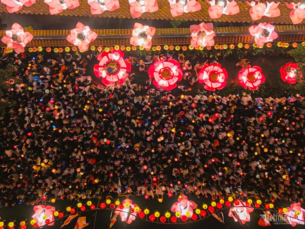 Thousands of people converge on Phap Hoa Pagoda in order to take part in the ritual.