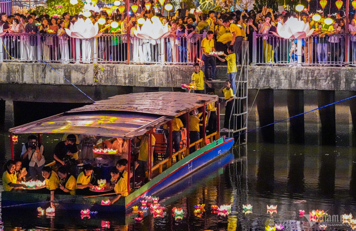 The ritual begins at around 6:30 p.m. on May 19. Monks and nuns from the pagoda produce thousands of lanterns specifically for the festival, distributing them all for free.