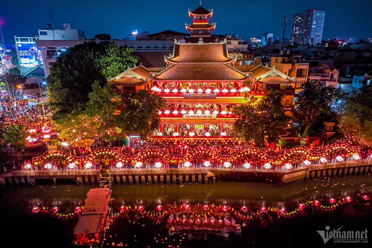 The lantern releasing ceremony has been held at Phap Hoa Pagoda annually since 2006 and is considered to be the largest in Ho Chi Minh City on Lord Buddha's birthday celebration.