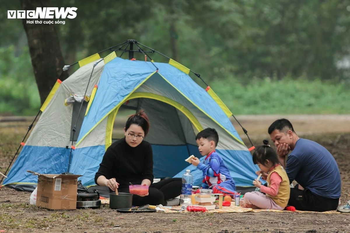 Yen So park is one of the favourite places among families as it’s an ideal place to camp, fly kites, and play folk games.