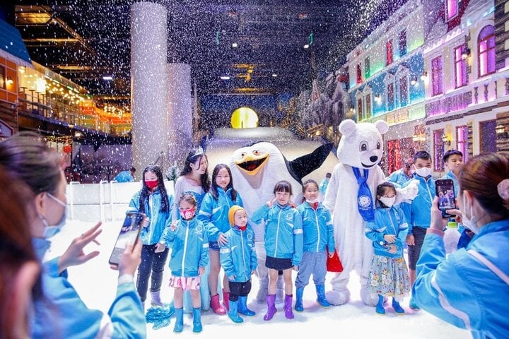 SnowTown is a wonderful destination in Ho Chi Minh City for the whole family in the summer. Besides skiing and making snow sculptures indoors, multiple activities are offered outdoors, including taking entrance photographs, playing 3D virtual games, painting clay statues, and making Do-It-Yourself phone cases.