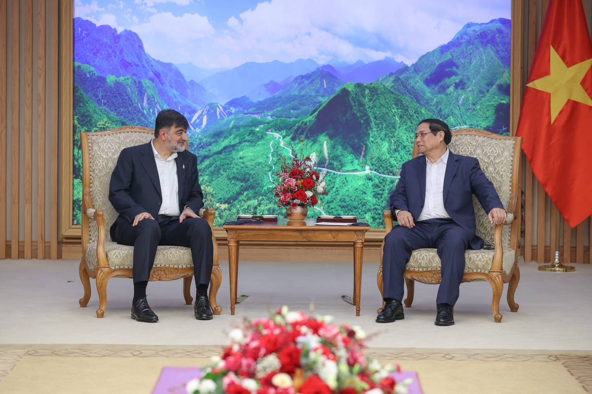 Prime Minister Pham Minh Chinh (R) hosts Brigadier General Ahmad Reza Radan, the commander of Iran’s Law Enforcement Command (Photo:VGP)