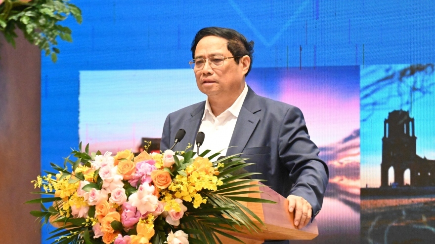 Prime Minister Pham Minh Chinh speaks at the meeting